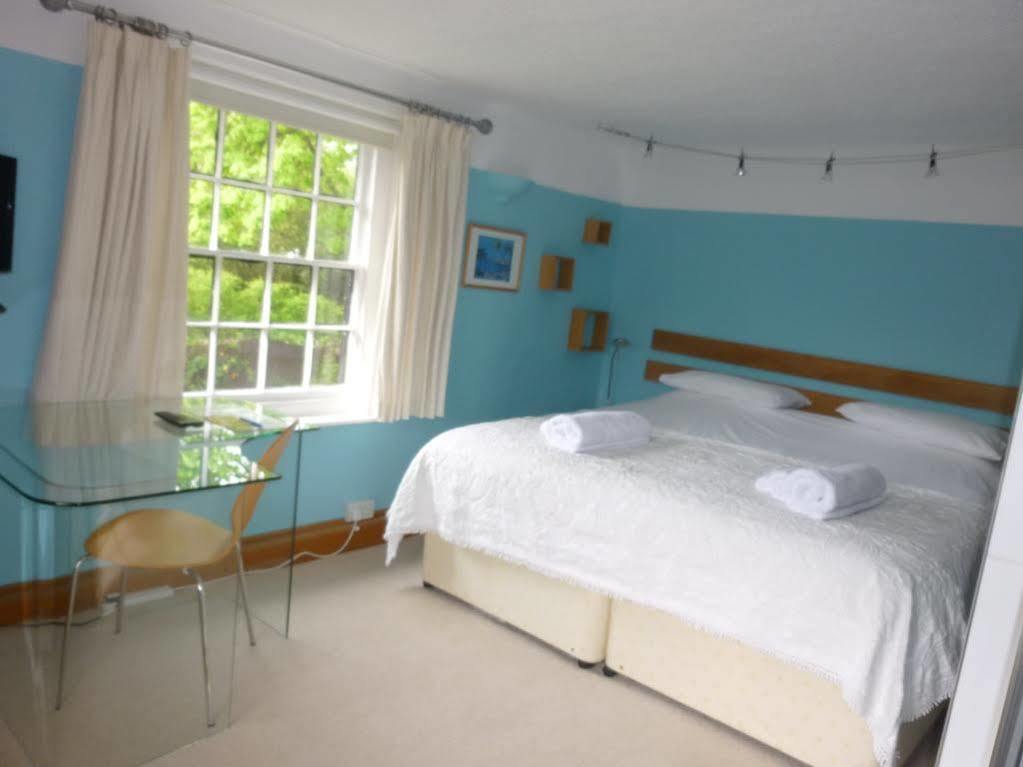 Bed and Breakfast The White House Takeley Екстер'єр фото