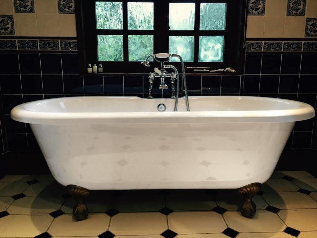 Bed and Breakfast The White House Takeley Екстер'єр фото