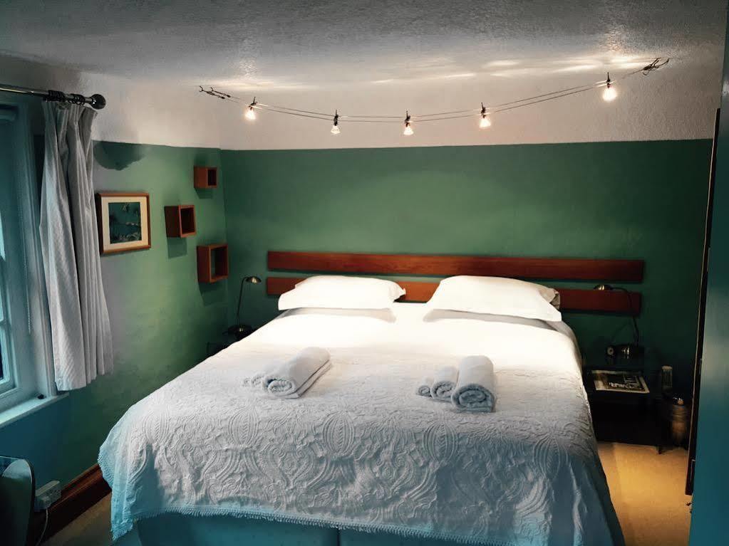 Bed and Breakfast The White House Takeley Екстер'єр фото